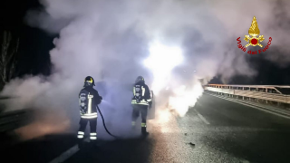 Paura all’alba sulla SS 76: vettura prende fuoco vicino allo svincolo di Cancelli
